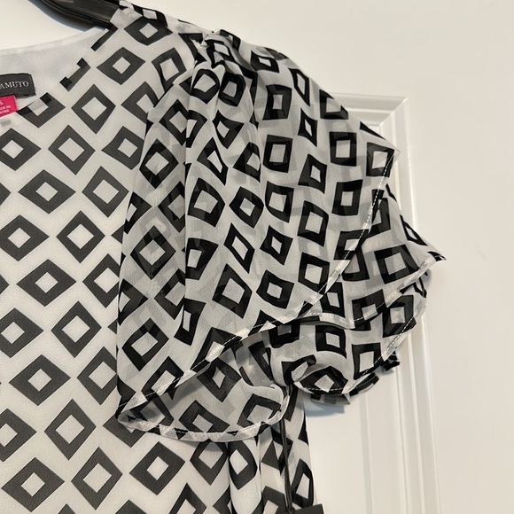 VINCE CAMUTO GEOMETRIC PRINT FLUTTER SLEEVE BLOUSE Small - Picture 4 of 6